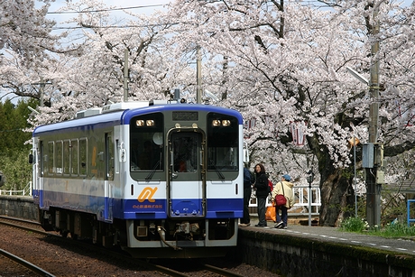 能登鹿島駅に到着する列車