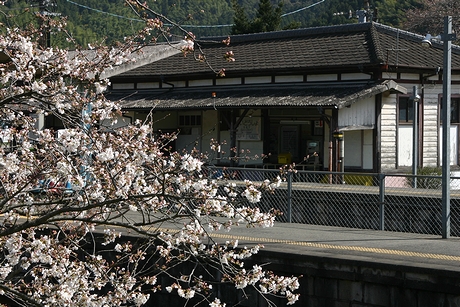 桜と駅舎遠景